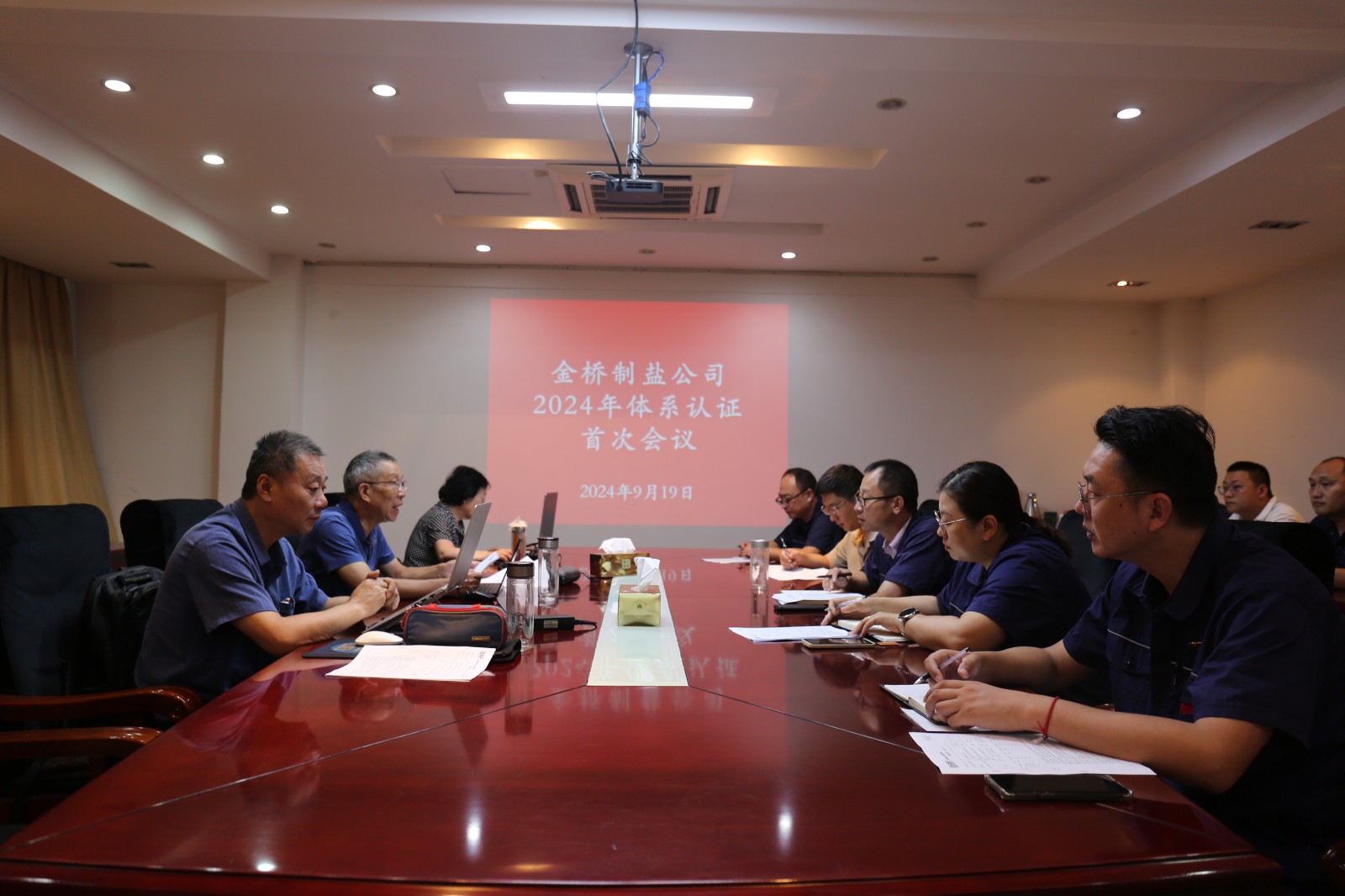 近日，金橋制鹽公司通過北京世標(biāo)認(rèn)證中心審核，給予食品安全管理體系、環(huán)境管理體系和職業(yè)健康安全管理體系認(rèn)證“保持認(rèn)證資格”的監(jiān)督審核結(jié)論，給予質(zhì)量管理體系認(rèn)證“再次注冊”的再認(rèn)證審核結(jié)論。通過審核，是對公司精細(xì)化管理成果的檢驗，促進(jìn)公司內(nèi)控管理水平持續(xù)提升。（李曉月）