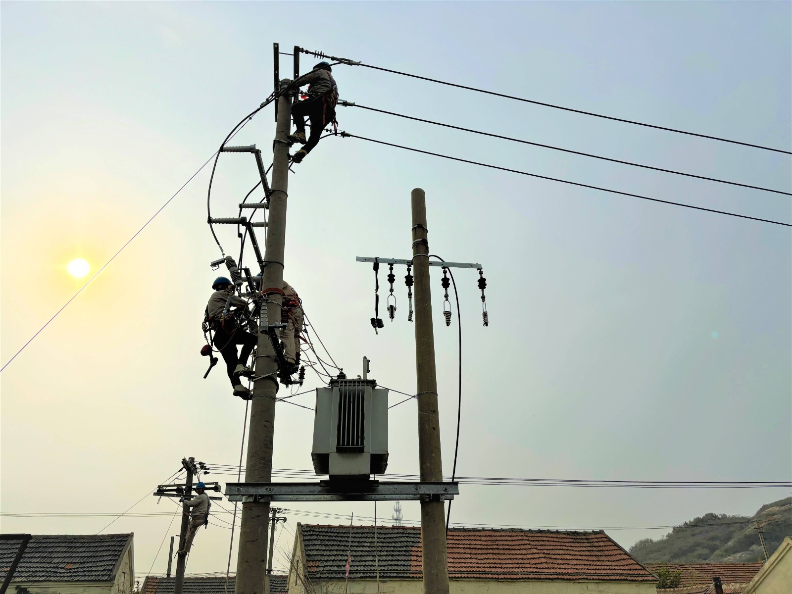 1700812631947004842.jpg 徐南供電所:配變?cè)鋈莞脑?居民用電無憂(1).jpg